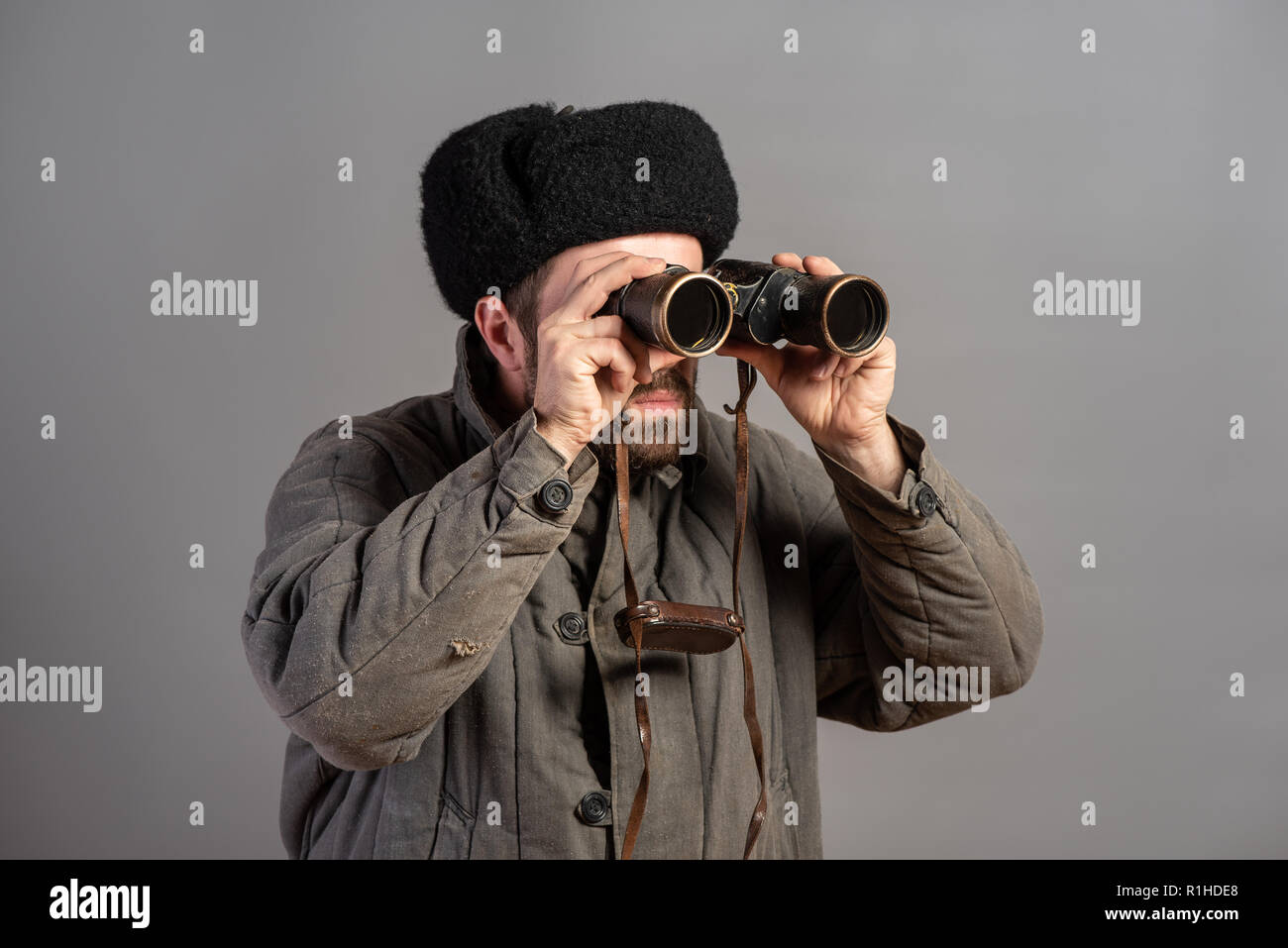 Soldato sovietico con un binocolo in guardia, retro uniforme. Seconda Guerra Mondiale tema Foto Stock