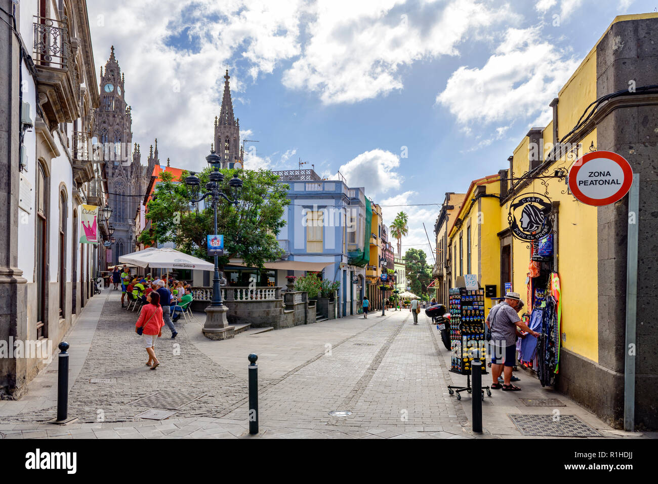 Persone di mangiare e di bere in un locale bar / caffè, Calle gourie, Arucas, Gran Canaria Foto Stock