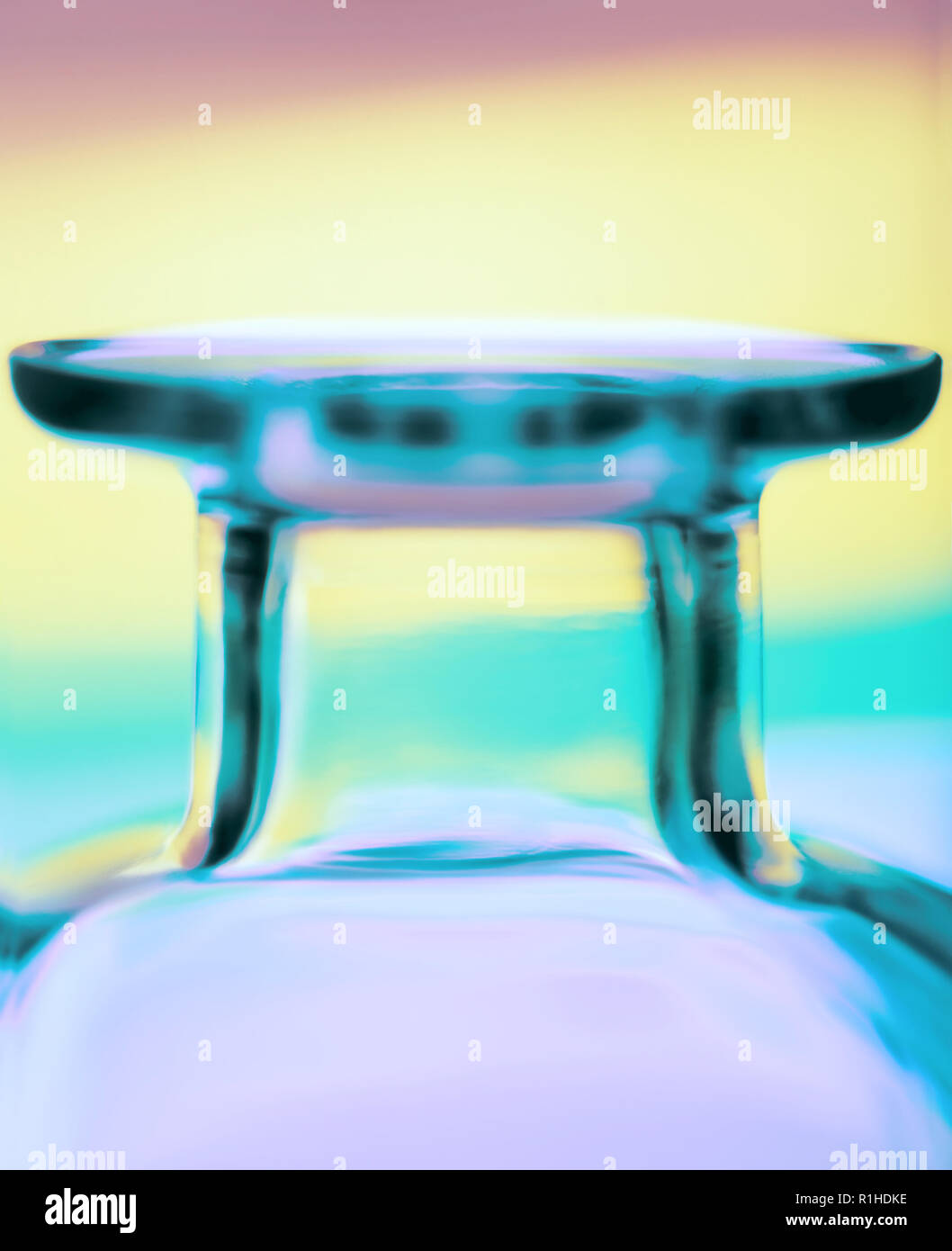 Close-up di un vasetto di vetro contro uno sfondo colorato. Foto Stock