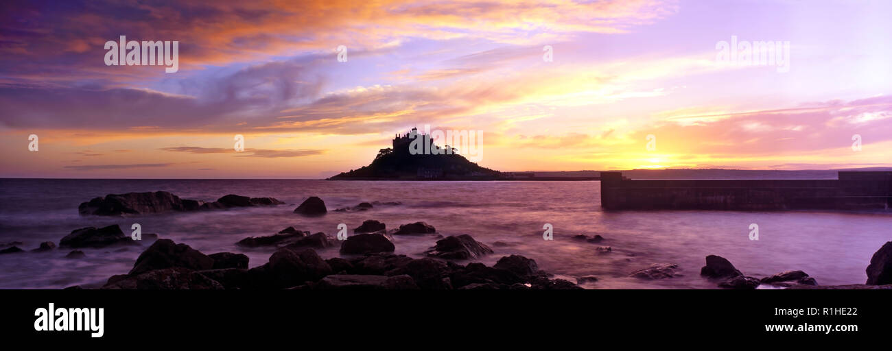 Vista panoramica di St Michael's Mount, Cornwall al tramonto. Foto Stock