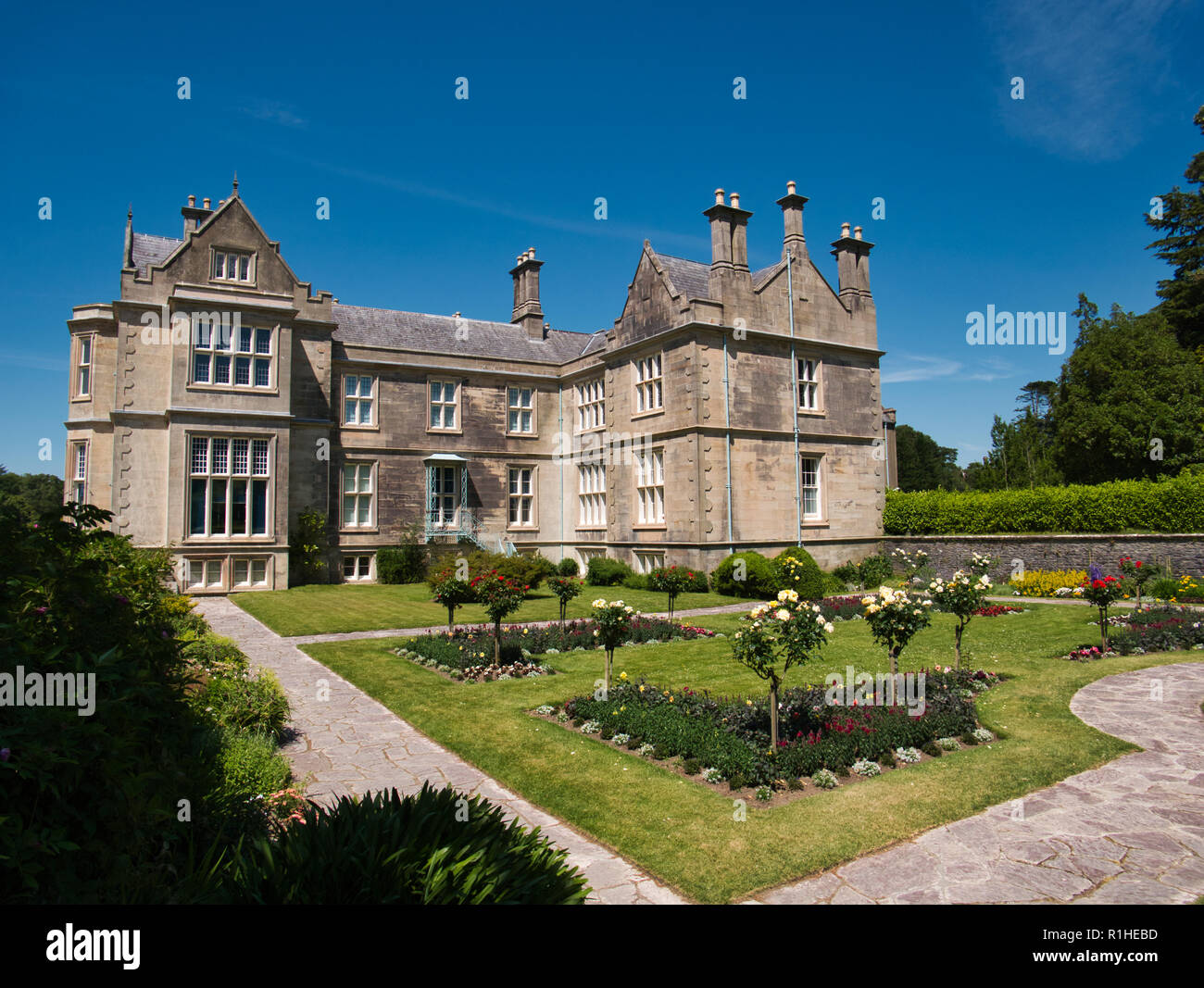 Il bellissimo giardino nel cortile di Muckross House vicino a Killarney in Irlanda Foto Stock