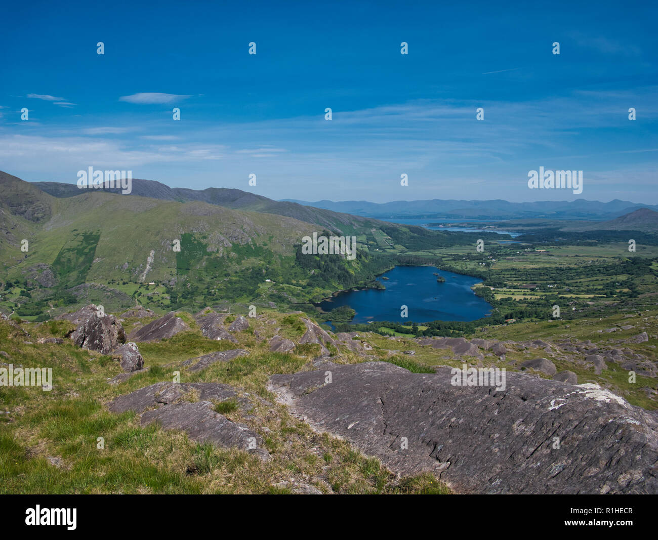 Una vista da Healy Pass sul lago e il paesaggio in Irlanda nel sole Foto Stock