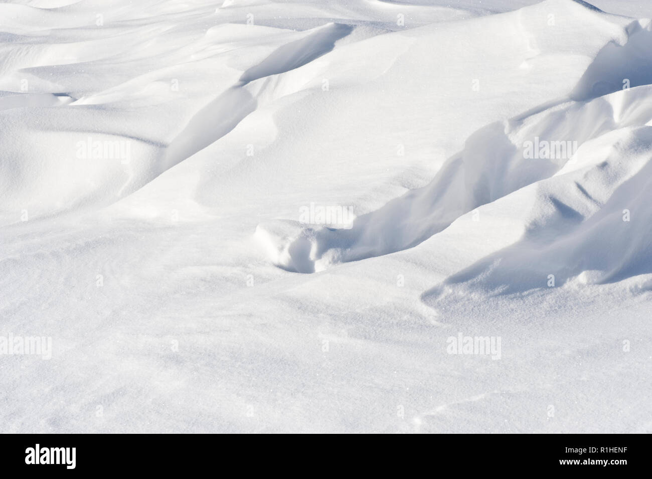 Vento bruciato formazioni di neve. Foto Stock