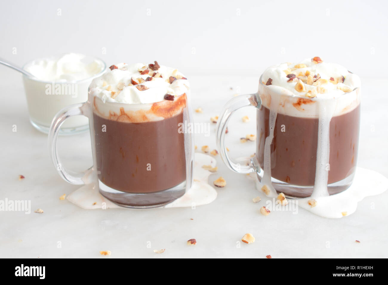 Cioccolata calda la torta con panna montata e nocciole tritate Foto Stock