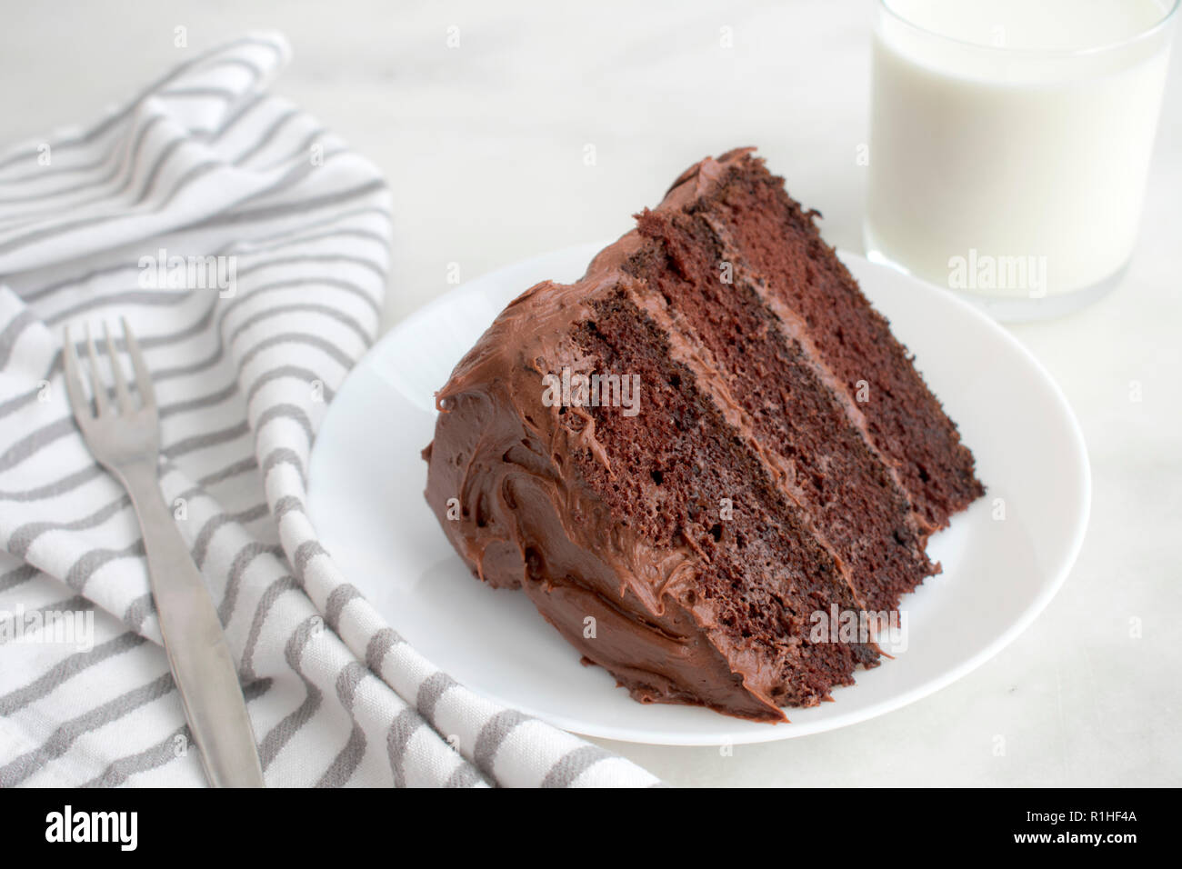 Torta al cioccolato con bicchiere di latte Foto Stock