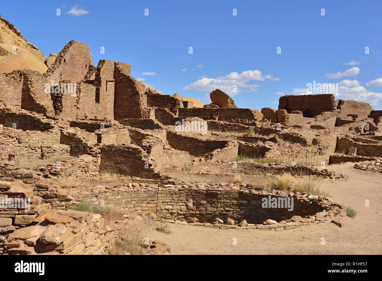 Kiva e blocchi di casa, Pueblo Bonito, Chaco Canyon, Chaco Culture National Historical Park, New Mexico, STATI UNITI D'AMERICA 180926 69520 Foto Stock