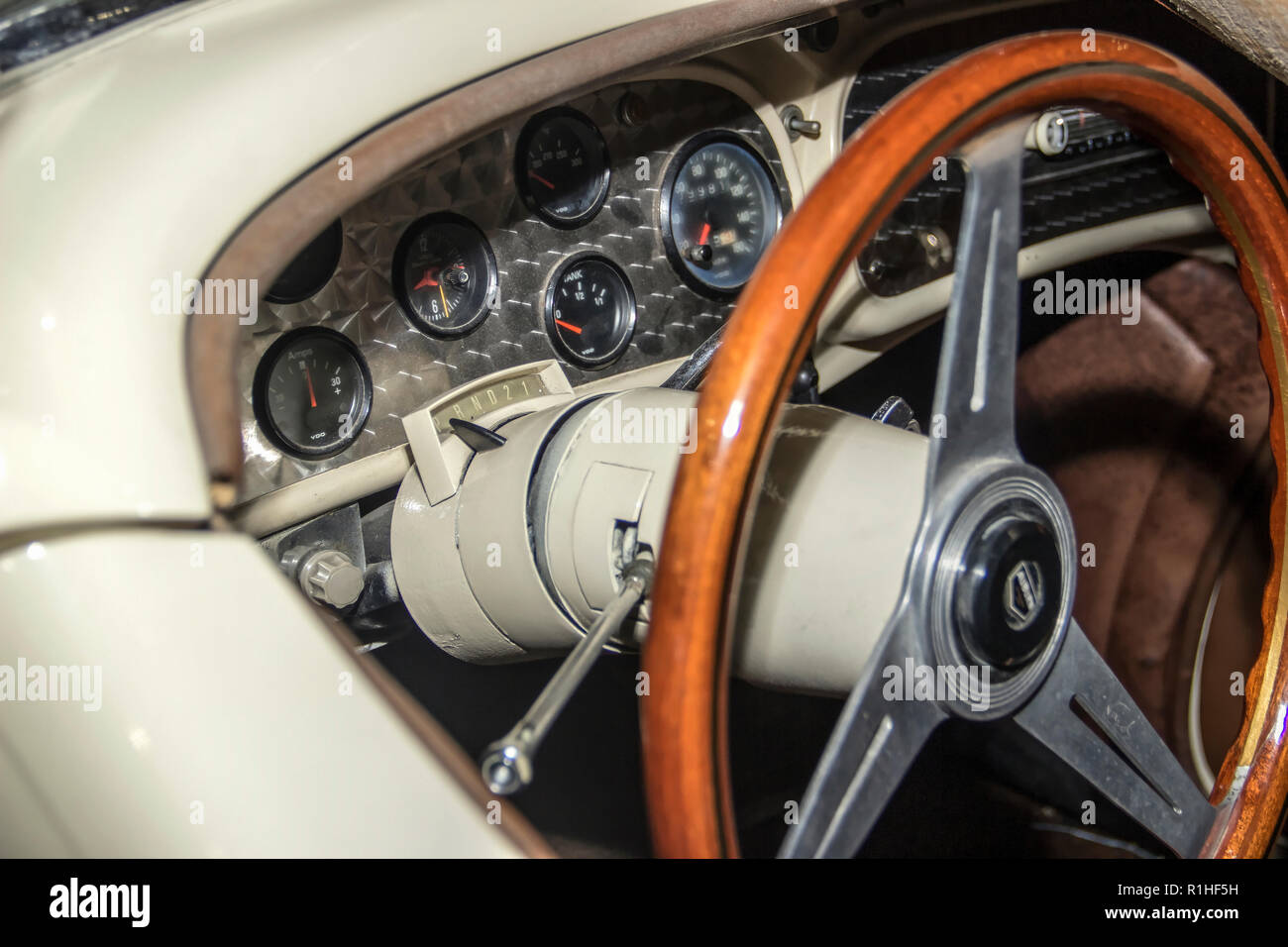 Il Museo dell'Automobile, Belgrado, Serbia, Agosto 2018 - cruscotto comandi, indicatori e il volante nella Auburn 851 Speedster (1935) cabriolet Foto Stock