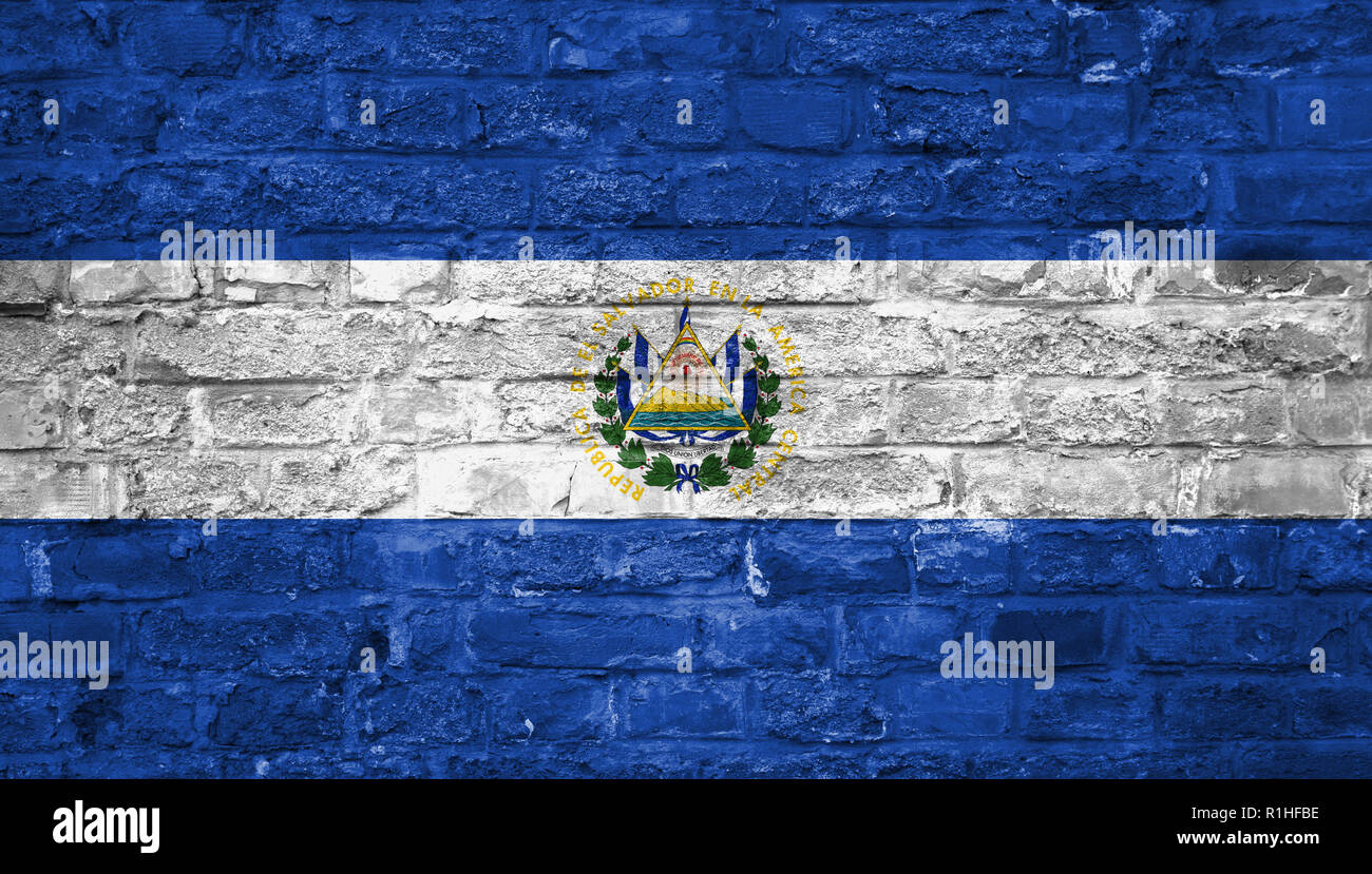 Bandiera di El Salvador su un vecchio muro di mattoni di sfondo, superficie Foto Stock