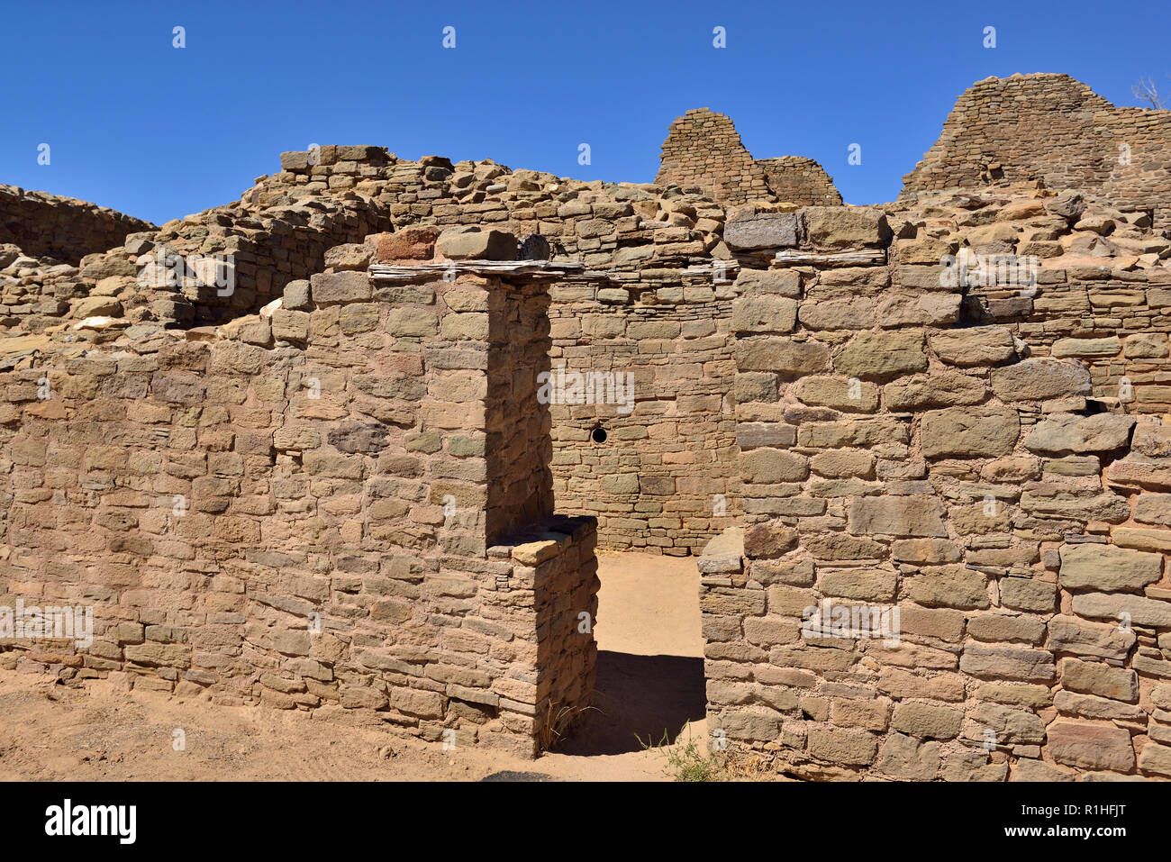 A forma di T porta, Aztec Ruins National Monument, Nuovo Messico, Stati Uniti d'America 180927 69635 Foto Stock