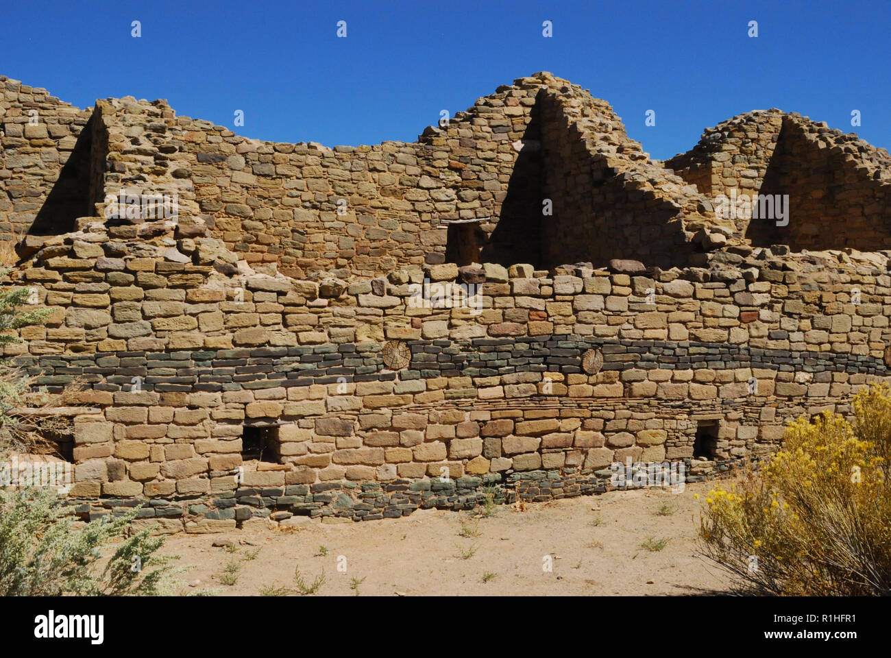 La pietra blu decorazione parietale multi-story House blocchi, Aztec Ruins National Monument, Nuovo Messico, Stati Uniti d'America 180927 V 4333 Foto Stock