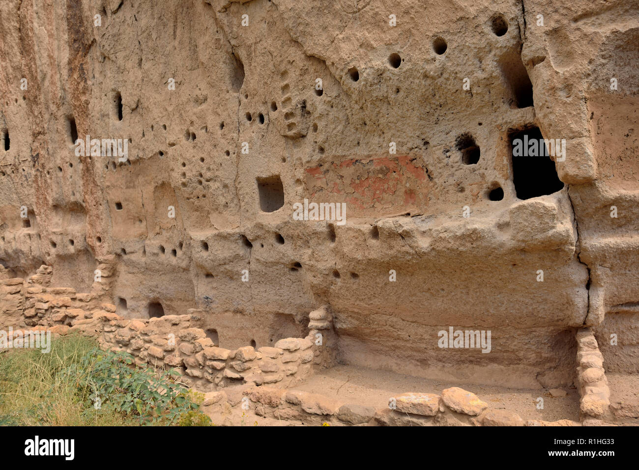 Casa lunga (costruito contro la parete del canyon) con camere dipinte, Frijoles Canyon, Pajarito Plateau, Bandelier National Monument, Nuovo Messico 180924 69421 Foto Stock