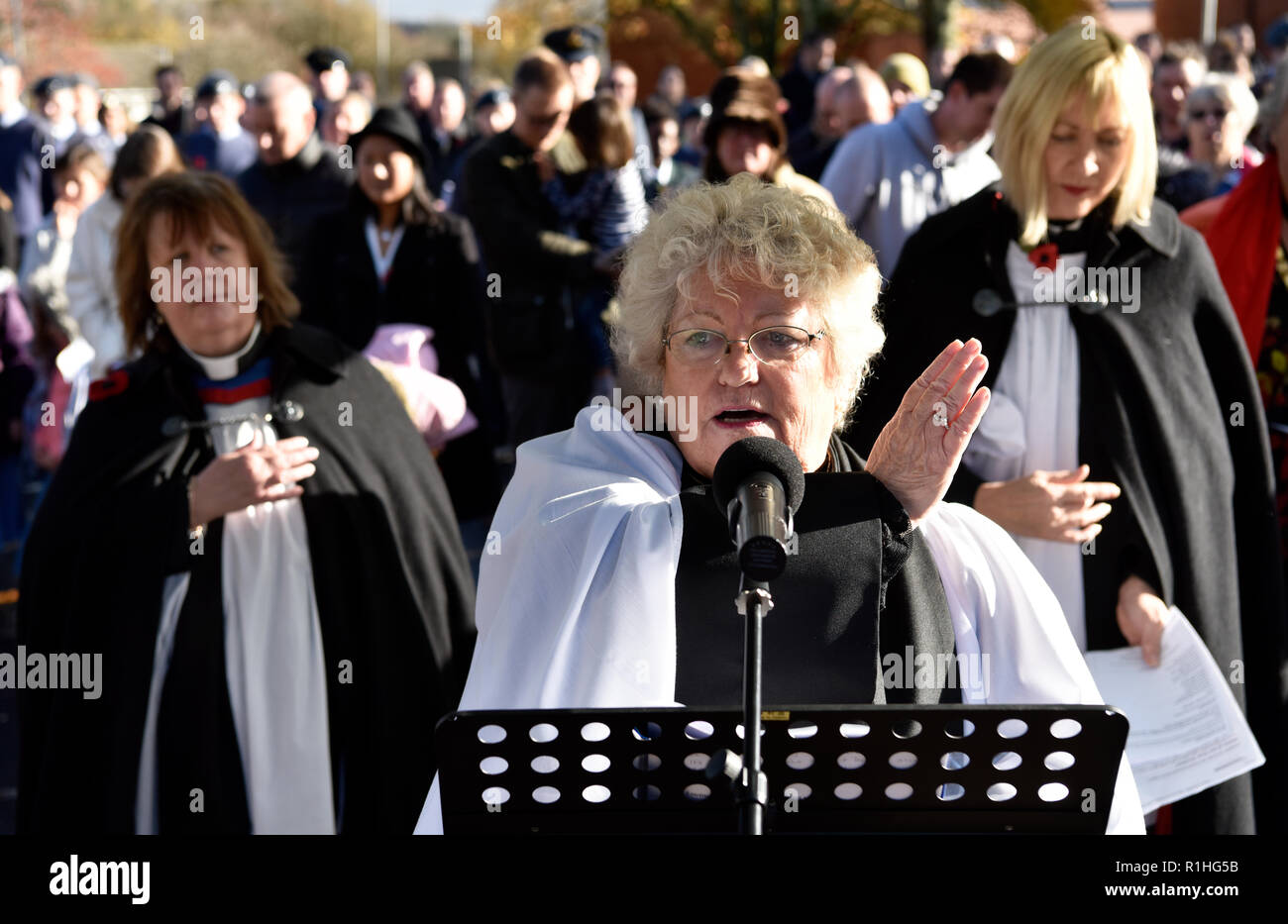Elementi femmina del clero udienza di indirizzamento durante il ricordo di domenica, War Memorial, Bordon, Hampshire, Regno Unito. 11.11.2018. Foto Stock
