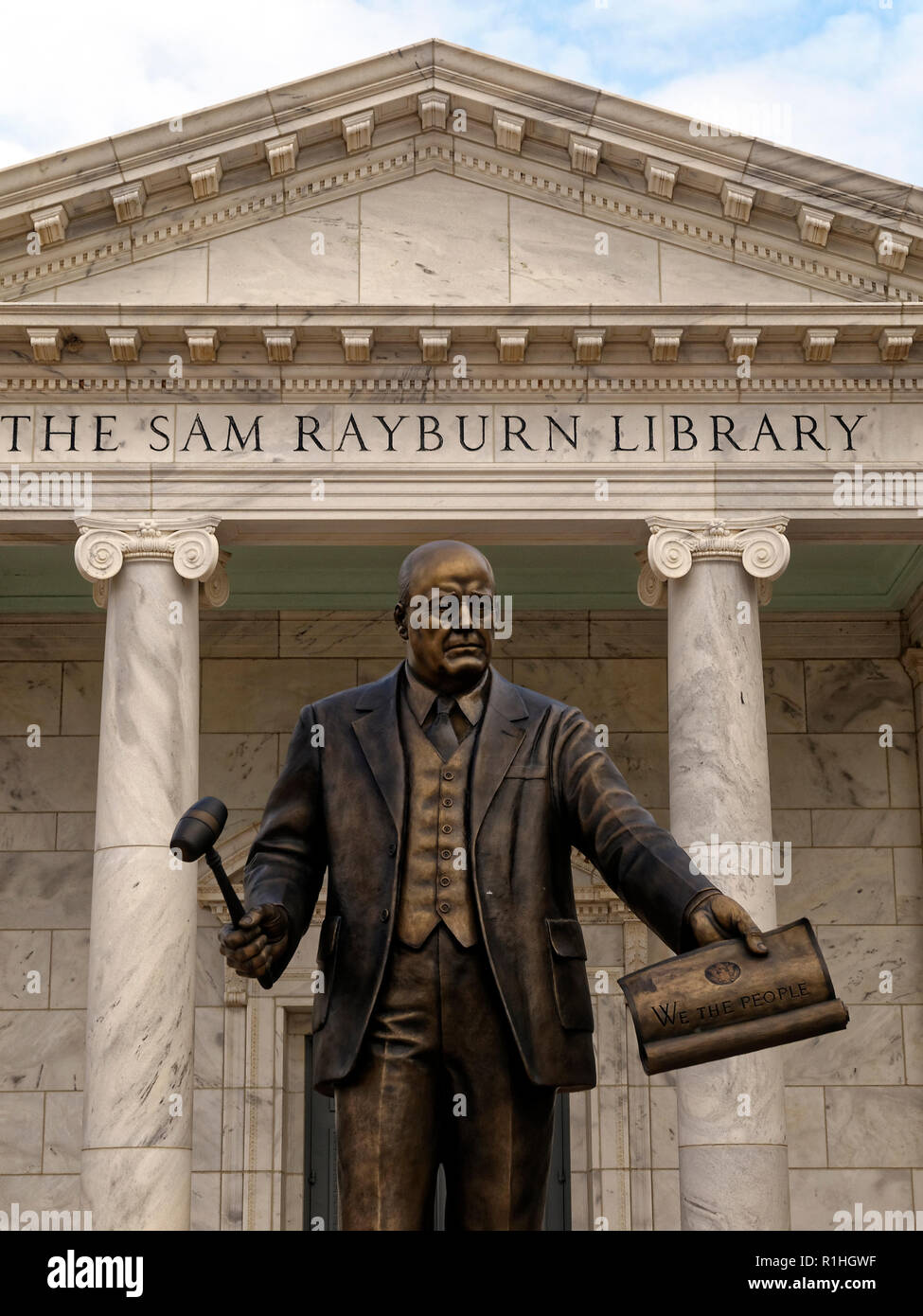 Una statua di altoparlante Sam Rayburn telai di fronte il suo memoriale in Bonham, Texas. Egli ha guidato il più importante legislazione nel XX secolo attraverso il Congresso. Foto Stock