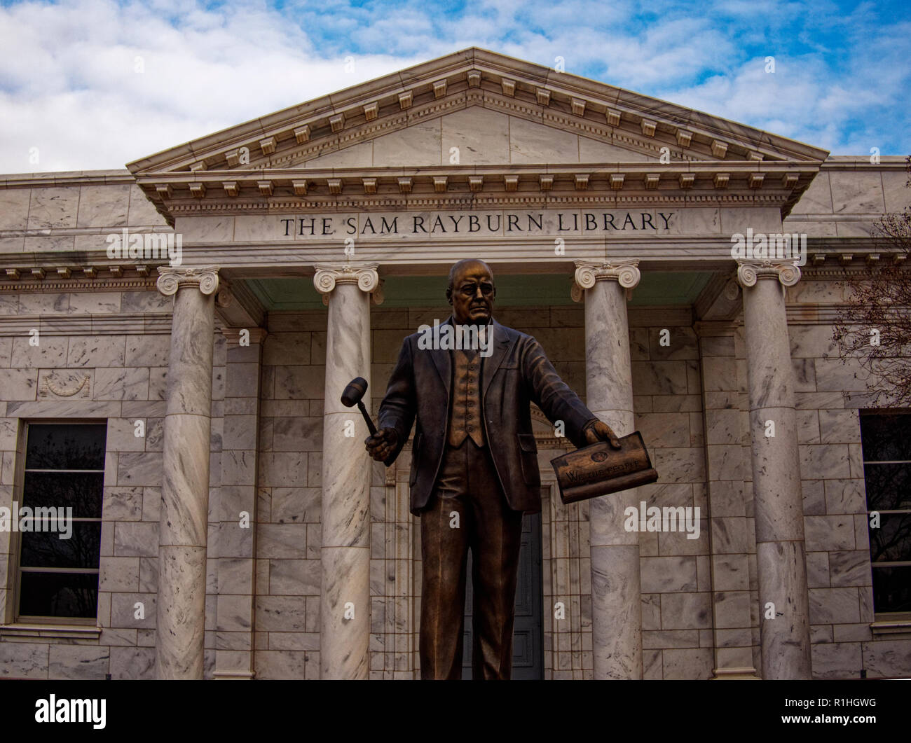 Una statua di altoparlante Sam Rayburn telai di fronte il suo memoriale in Bonham, Texas. Egli ha guidato il più importante legislazione nel XX secolo attraverso il Congresso. Foto Stock