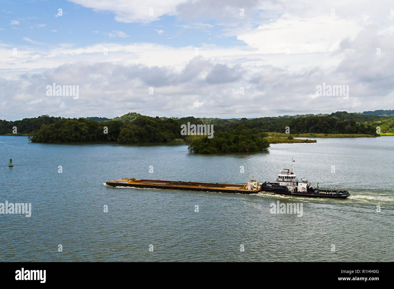 Rimorchiatore Gamboa spingendo una bettolina presso il Lago di Gatun nel Canale di Panama Foto Stock