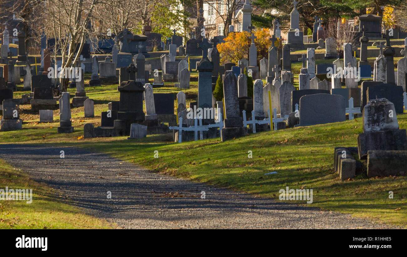 Halifax cimitero in autunno sunshine. Foto Stock