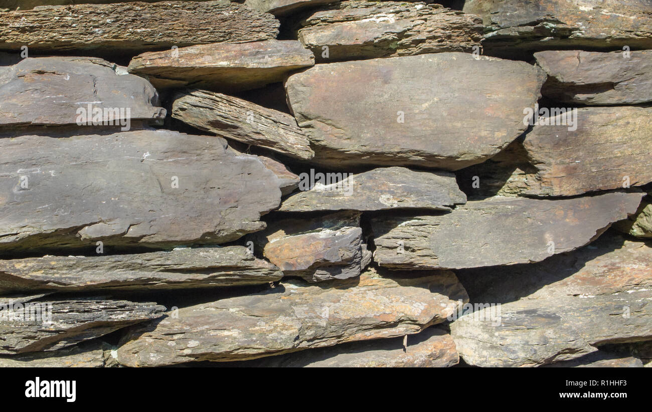Vecchio muro di pietra nel cimitero. Foto Stock