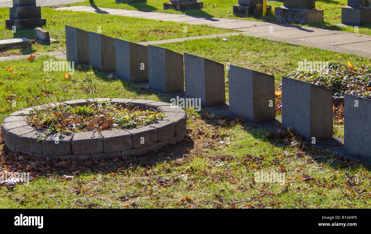Cimitero di marcatori di sole autunnale. Foto Stock