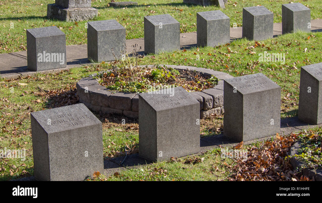 Cimitero di marcatori di sole autunnale. Foto Stock