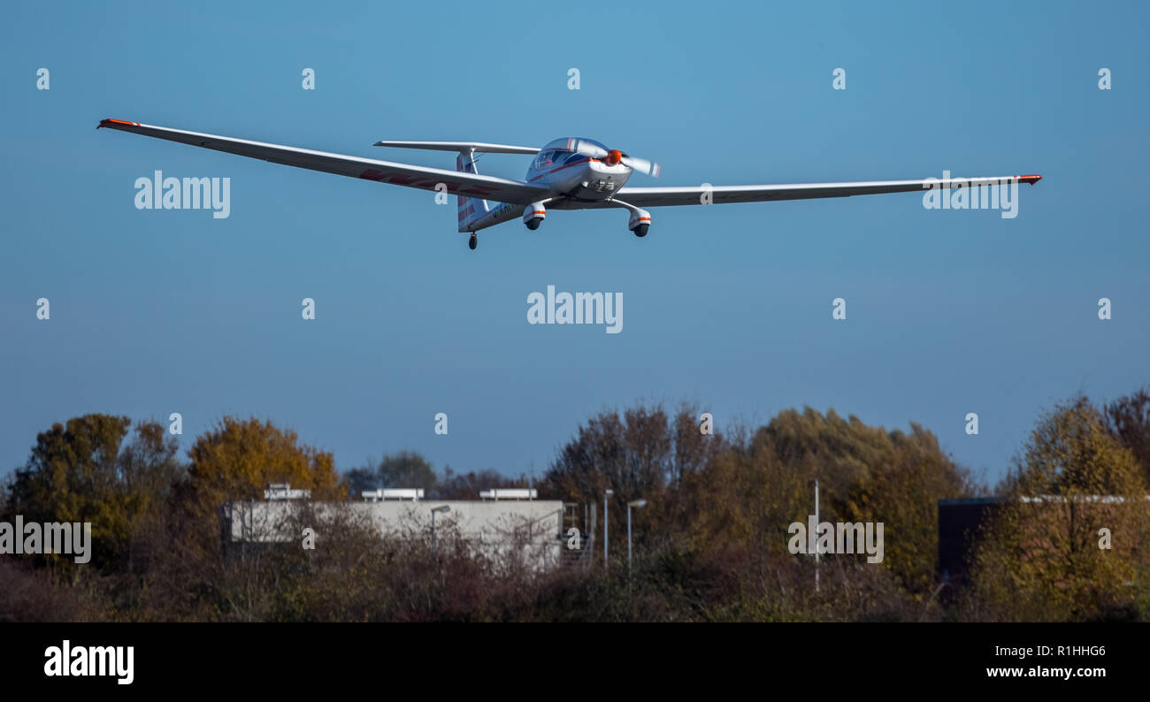 Vista aerea, Hamm-Lippewiesen aerodrome, lancio di una Touring motoveleggiatore, Dimona H36, motore del parapendio, touring motoveleggiatore, sport aereo, aeromobili leggeri Foto Stock