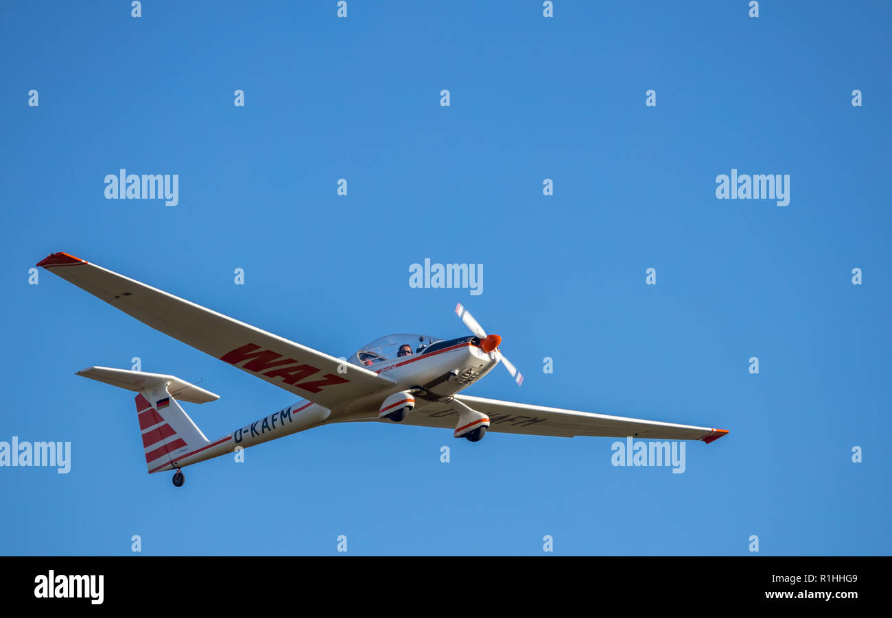 Vista aerea, Hamm-Lippewiesen aerodrome, lancio di una Touring motoveleggiatore, Dimona H36, motore del parapendio, touring motoveleggiatore, sport aereo, aeromobili leggeri Foto Stock