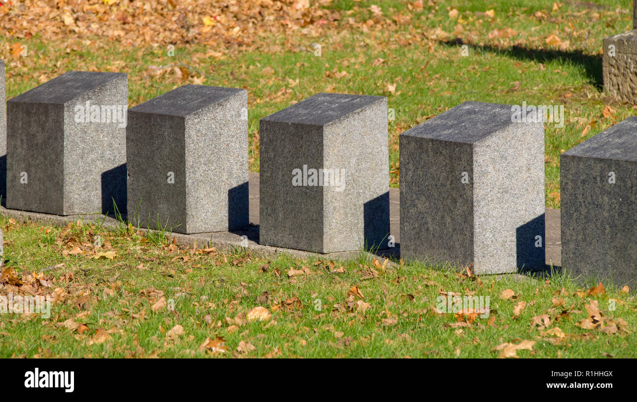 Cimitero di marcatori di sole autunnale. Foto Stock