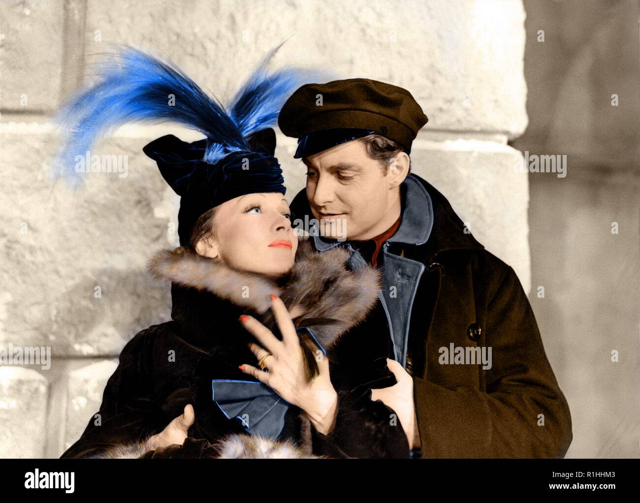 Nel 1920 Berlino, Dietrich ha agito sul palco e in pellicole silenziose. La sua performance come Lola-Lola in Blue Angel (1930) ha portato la sua fama internazionale e un contratto con la Paramount Pictures. Dietrich recitato in film di Hollywood come il Marocco (1930), Shanghai Express (1932), e il desiderio (1936). Ella ha commercializzato con successo sulla sua persona glamour e "esotica" guarda, e divenne uno dei più pagato attrici del SER. Durante la Prima Guerra Mondiale II, ella è stata di alto profilo intrattenitore negli Stati Uniti. Anche se ha fatto ancora occasionali di film dopo la guerra, Dietrich ha trascorso la maggior parte degli anni cinquanta a 1 Foto Stock