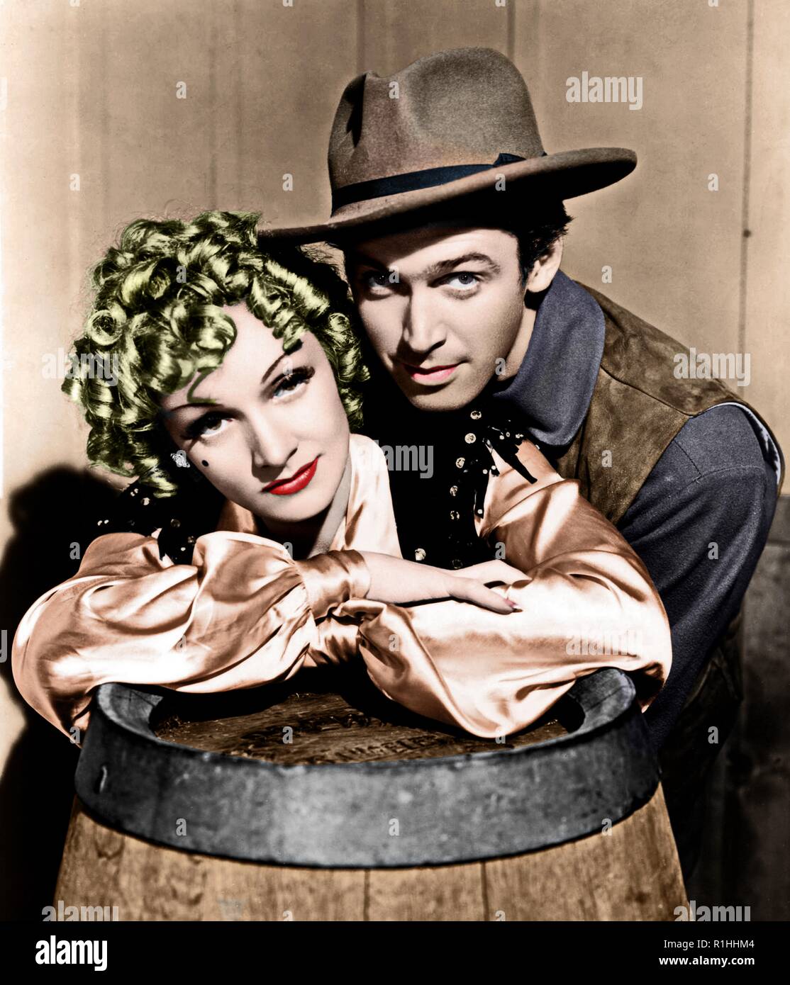 Nel 1920 Berlino, Dietrich ha agito sul palco e in pellicole silenziose. La sua performance come Lola-Lola in Blue Angel (1930) ha portato la sua fama internazionale e un contratto con la Paramount Pictures. Dietrich recitato in film di Hollywood come il Marocco (1930), Shanghai Express (1932), e il desiderio (1936). Ella ha commercializzato con successo sulla sua persona glamour e "esotica" guarda, e divenne uno dei più pagato attrici del SER. Durante la Prima Guerra Mondiale II, ella è stata di alto profilo intrattenitore negli Stati Uniti. Anche se ha fatto ancora occasionali di film dopo la guerra, Dietrich ha trascorso la maggior parte degli anni cinquanta a 1 Foto Stock