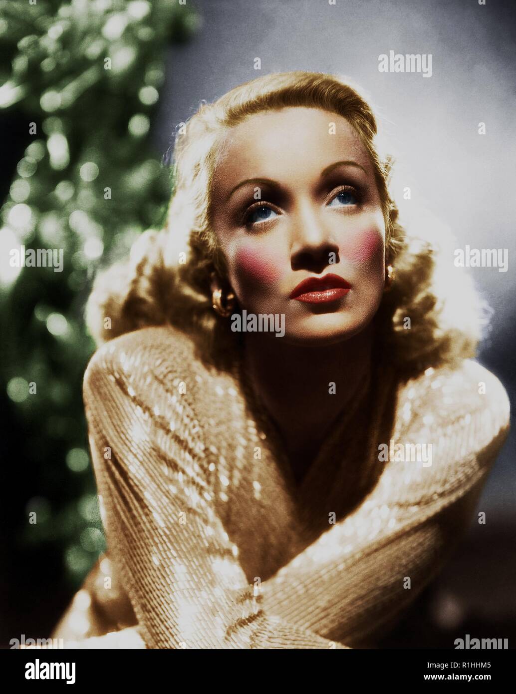 Nel 1920 Berlino, Dietrich ha agito sul palco e in pellicole silenziose. La sua performance come Lola-Lola in Blue Angel (1930) ha portato la sua fama internazionale e un contratto con la Paramount Pictures. Dietrich recitato in film di Hollywood come il Marocco (1930), Shanghai Express (1932), e il desiderio (1936). Ella ha commercializzato con successo sulla sua persona glamour e "esotica" guarda, e divenne uno dei più pagato attrici del SER. Durante la Prima Guerra Mondiale II, ella è stata di alto profilo intrattenitore negli Stati Uniti. Anche se ha fatto ancora occasionali di film dopo la guerra, Dietrich ha trascorso la maggior parte degli anni cinquanta a 1 Foto Stock