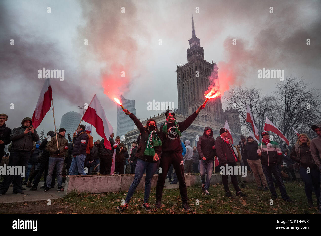 Decine di migliaia di unire il centesimo anniversario marzo di indipendenza organizzata dalla Polonia i nazionalisti. Foto Stock