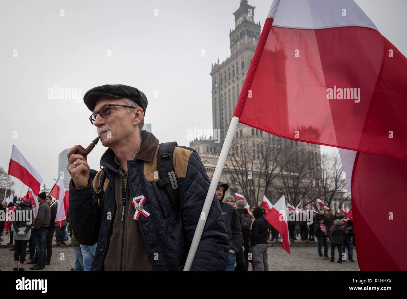 Decine di migliaia di unire il centesimo anniversario marzo di indipendenza organizzata dalla Polonia i nazionalisti. Foto Stock