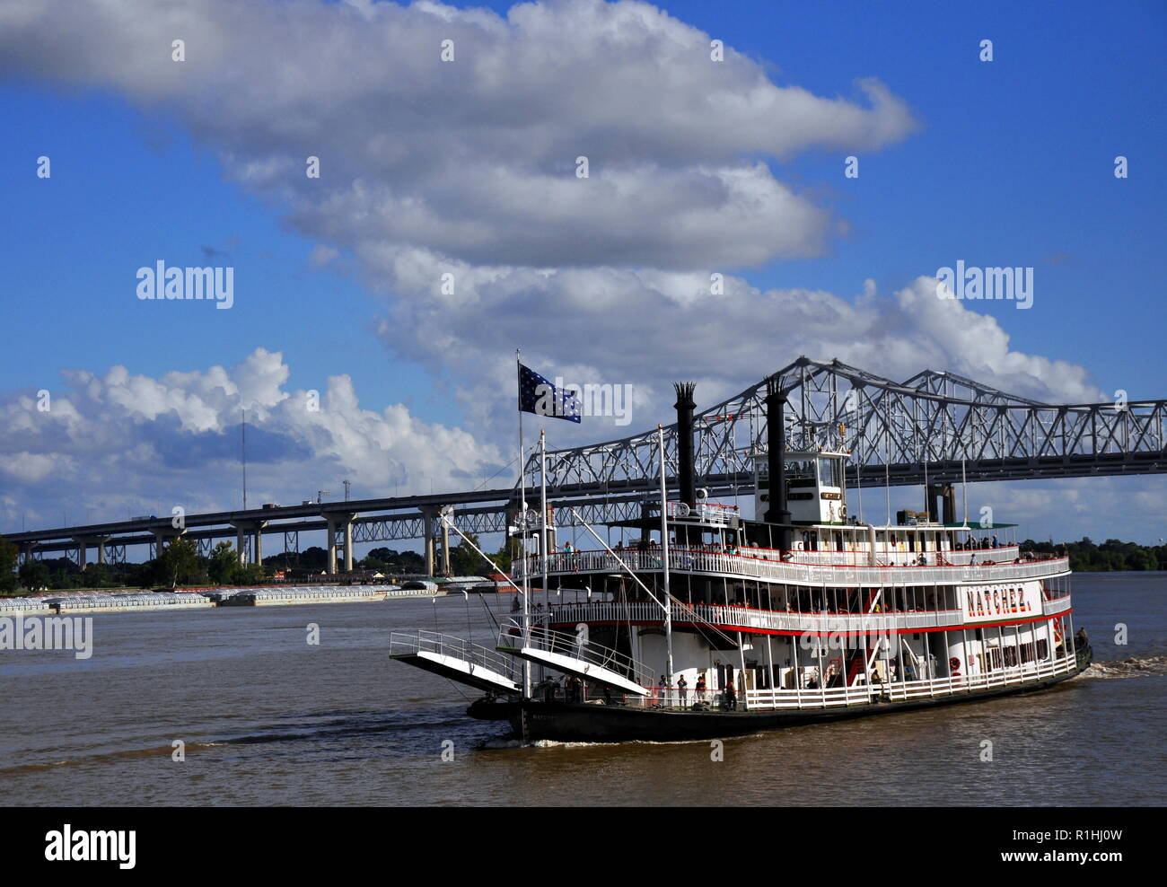 Il riverboat Natchez, solcare le acque del fiume Mississippi a New Orleans Foto Stock
