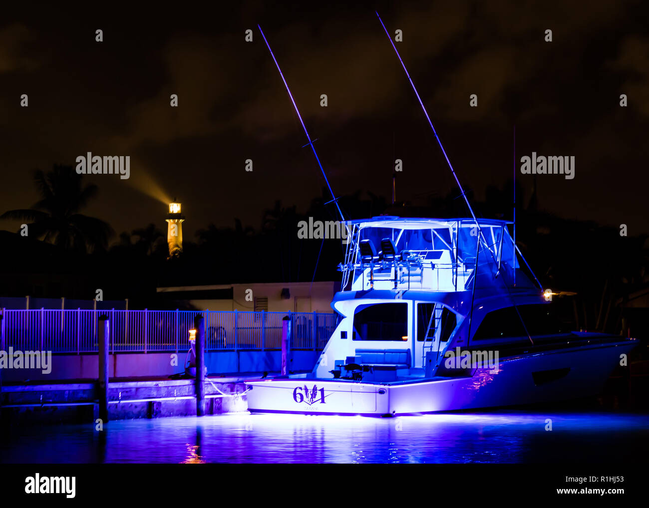 Bella barca si illuminano per tutta la notte. Foto Stock
