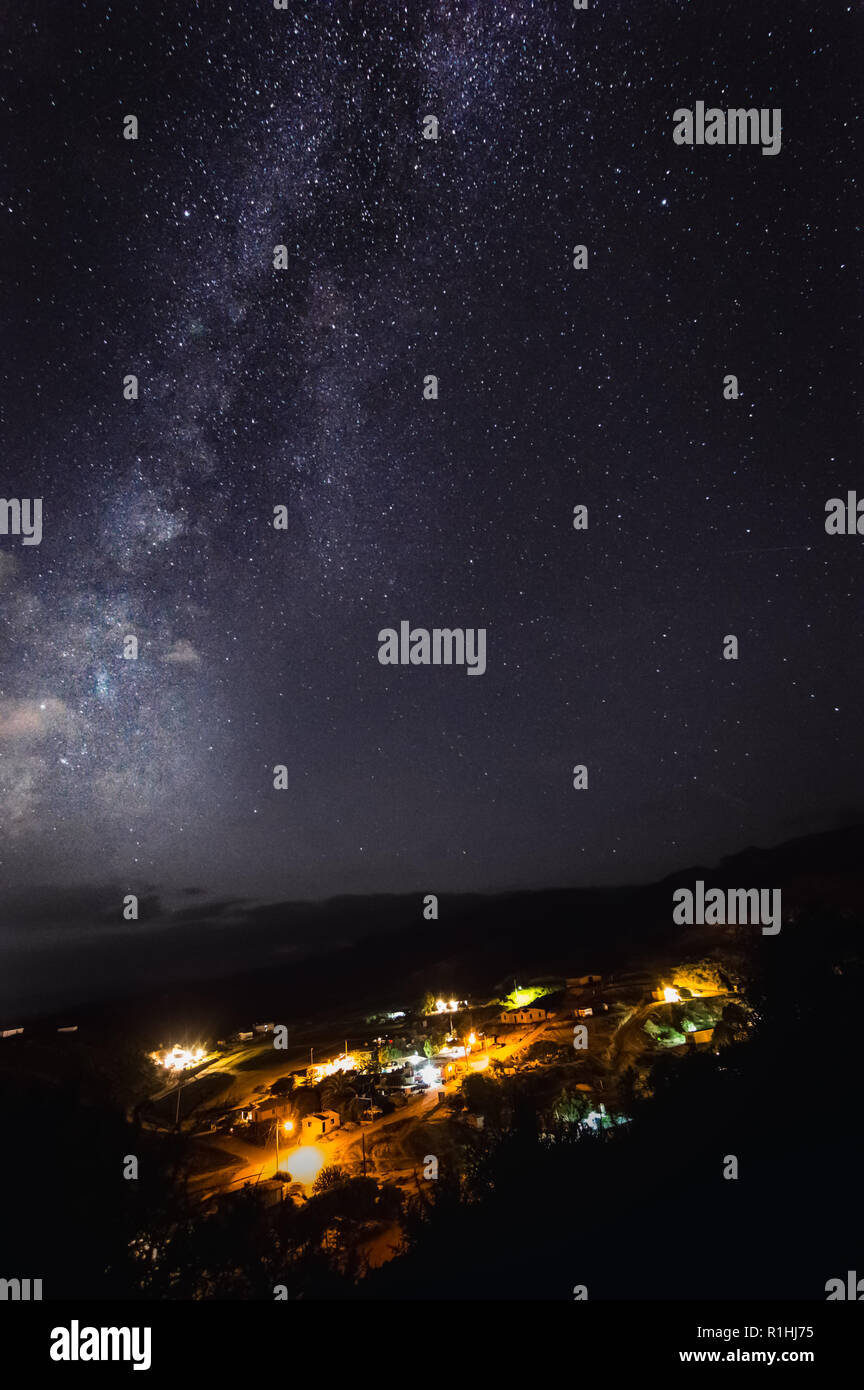 Via lattea oltre El Rosario, comune di Ensenada, in Baja California, Messico. Spazio per il testo Foto Stock