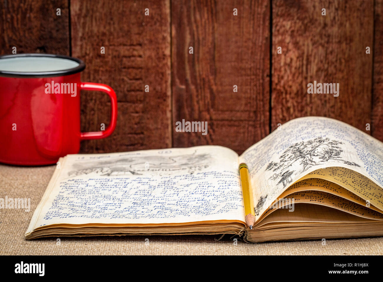 Vintage spedizione ufficiale con un metallo tazza di tè caldo - scrittura e disegno a matita da una gita in kayak in Polonia in estate di 1974. Foto Stock