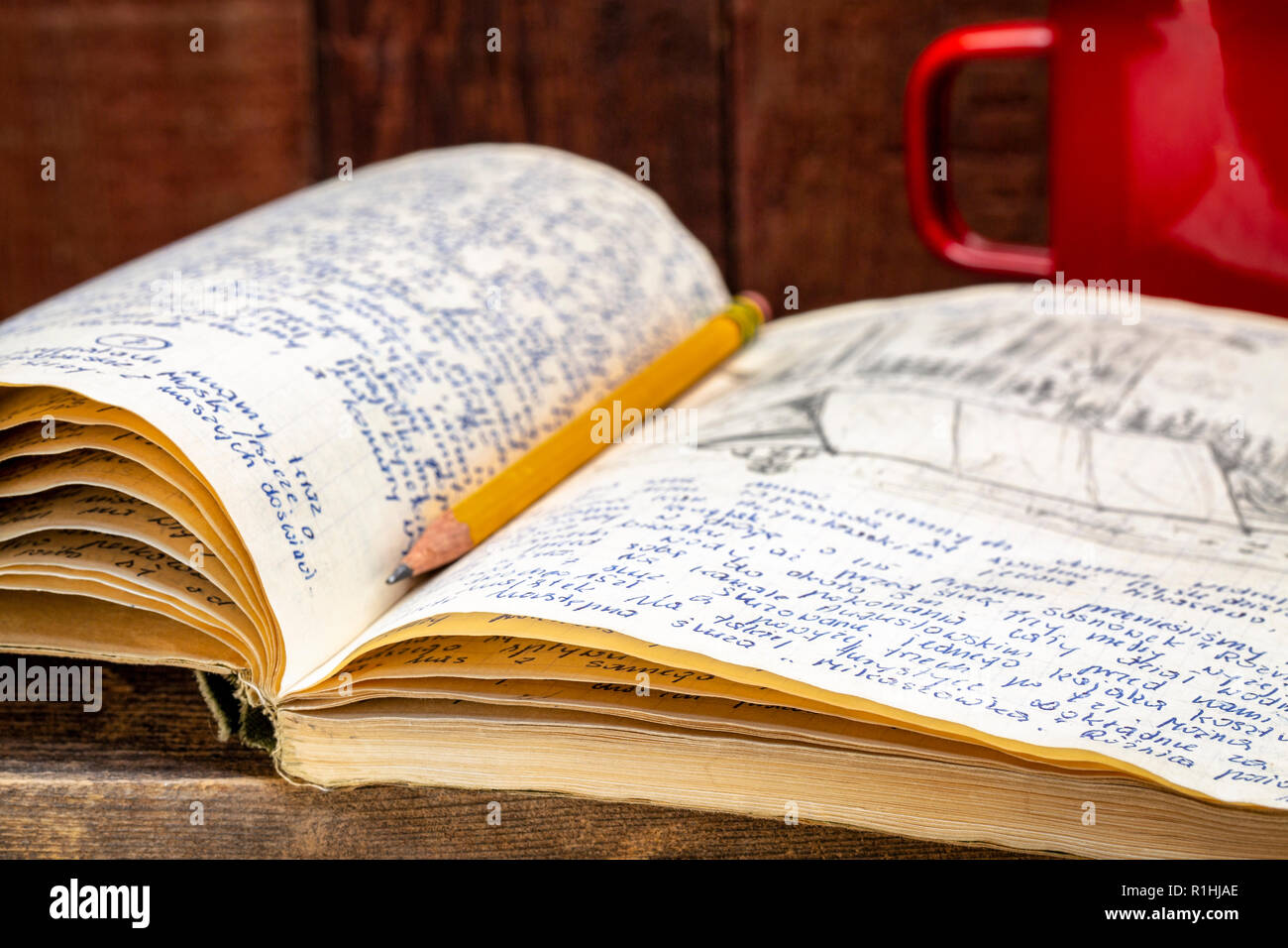 Vintage spedizione ufficiale con un metallo tazza di tè caldo su una tavola in legno rustico - scrittura e disegno a matita da una gita in kayak in Polonia in summ Foto Stock