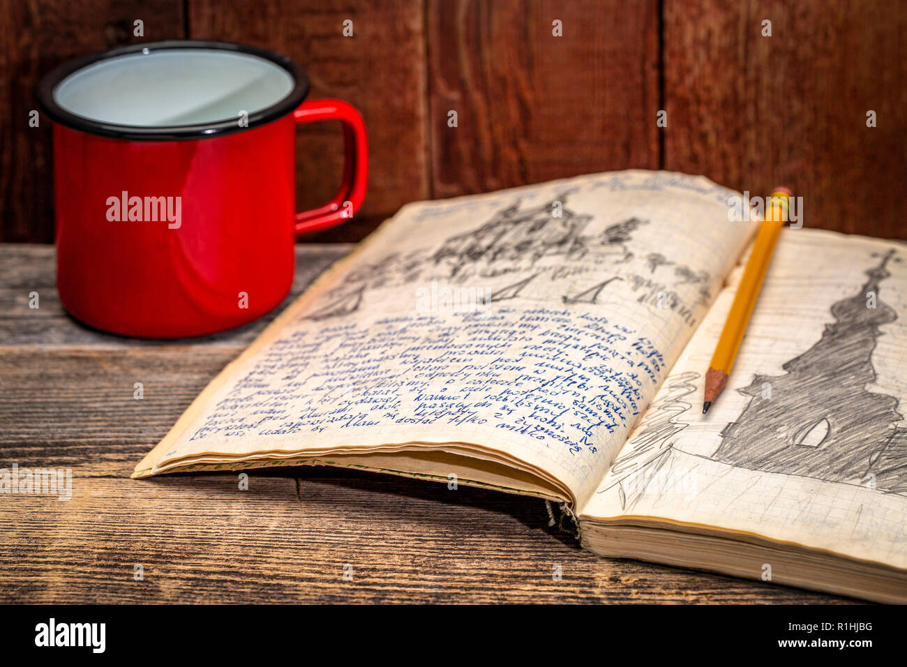Vintage spedizione ufficiale con un metallo tazza di tè caldo su una tavola in legno rustico - scrittura e disegno a matita.da una gita in kayak in Polonia in summ Foto Stock