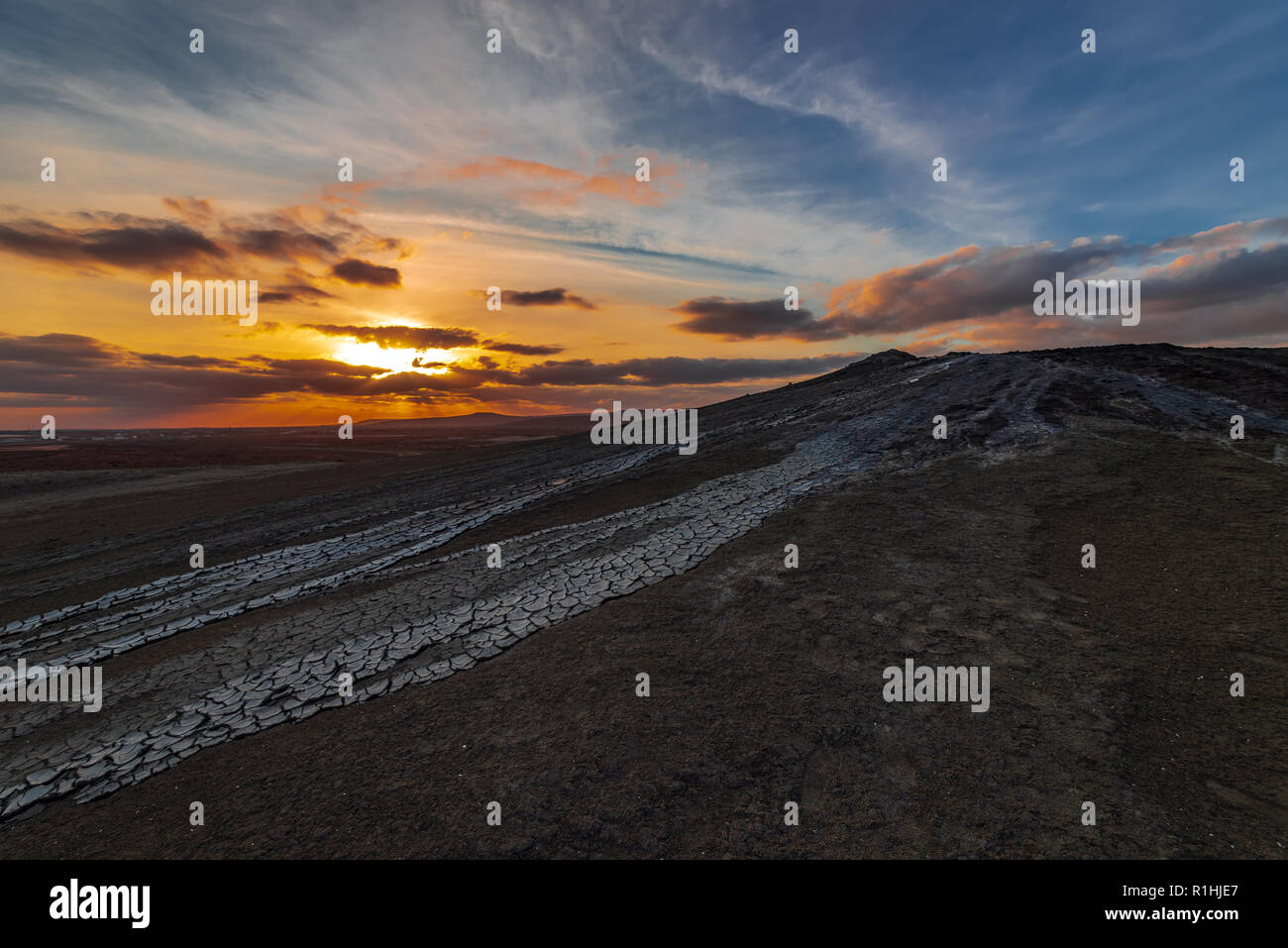 I vulcani di fango al tramonto, sorprendente fenomeno naturale Foto Stock