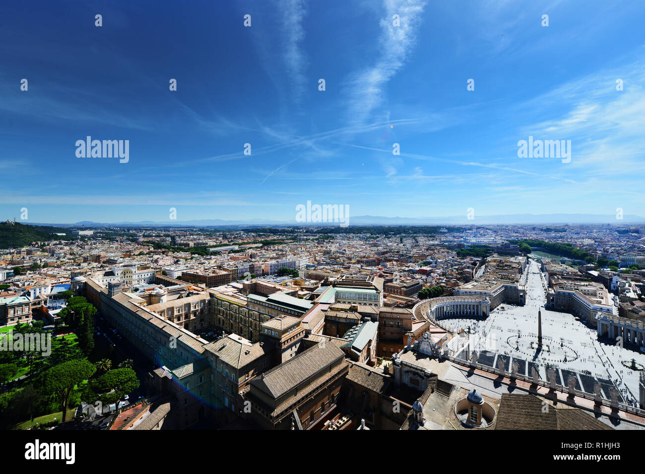 Una vista di San Pietro sq. e Roma come visto dalla parte superiore della cupola della Basilica di San Pietro. Foto Stock
