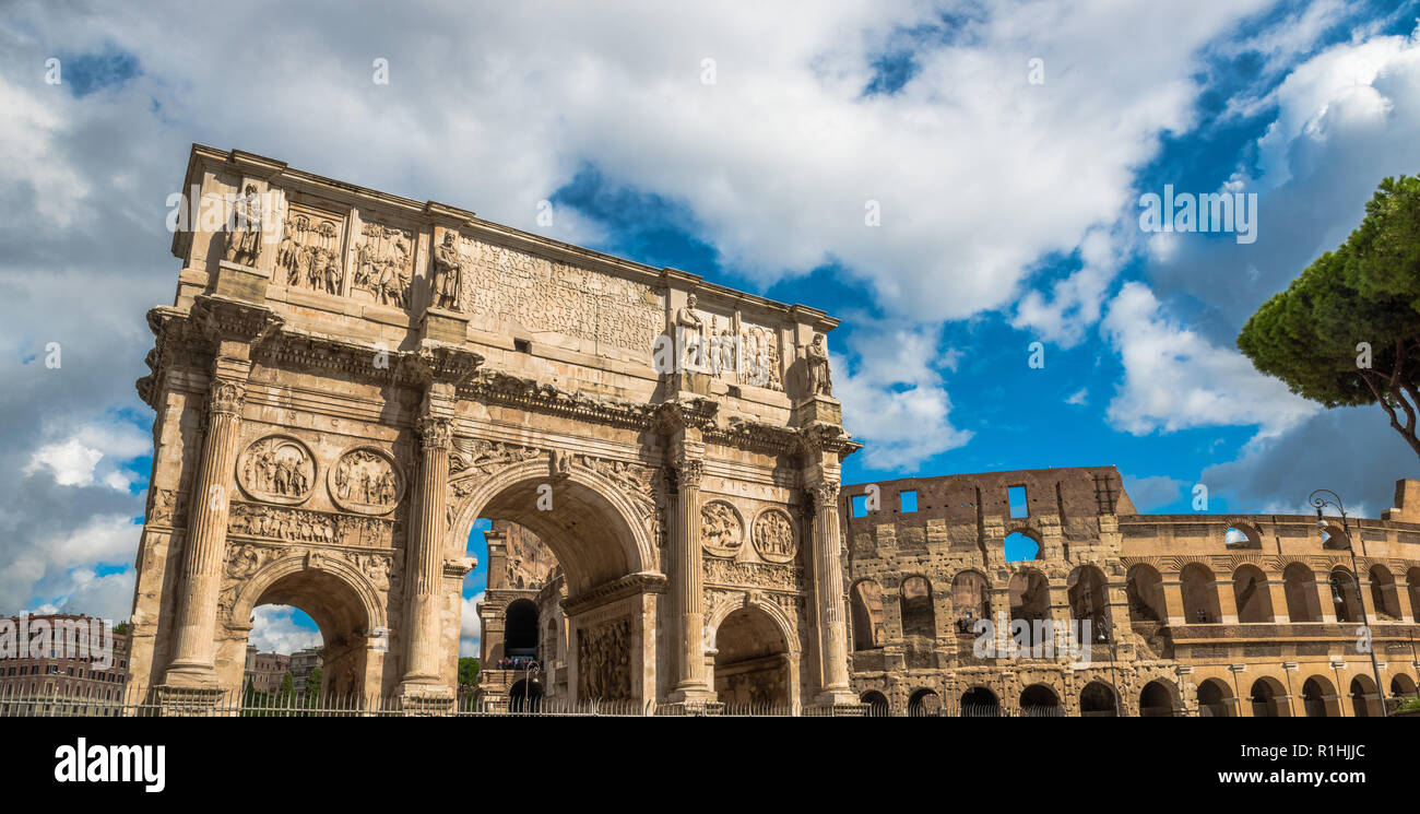 Mad nuvole e Colosseo vecchio edificio nella città di Roma, Italia Foto Stock