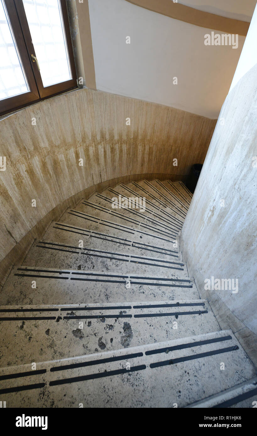 Salendo per la cupola della Basilica di San Pietro con la stretta scalinata  Foto stock - Alamy