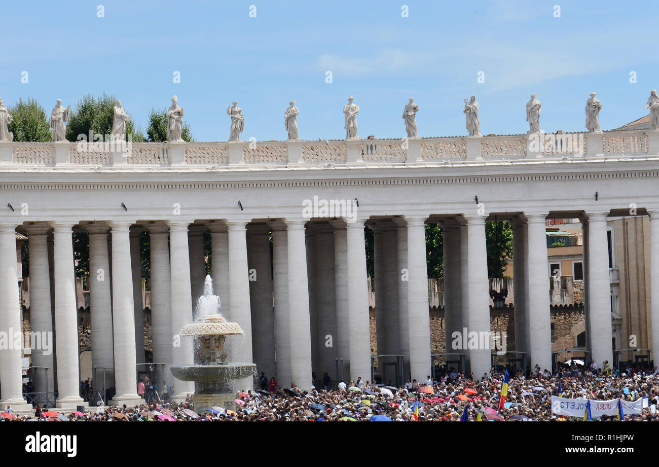Piazza San Pietro i colonnati Foto Stock