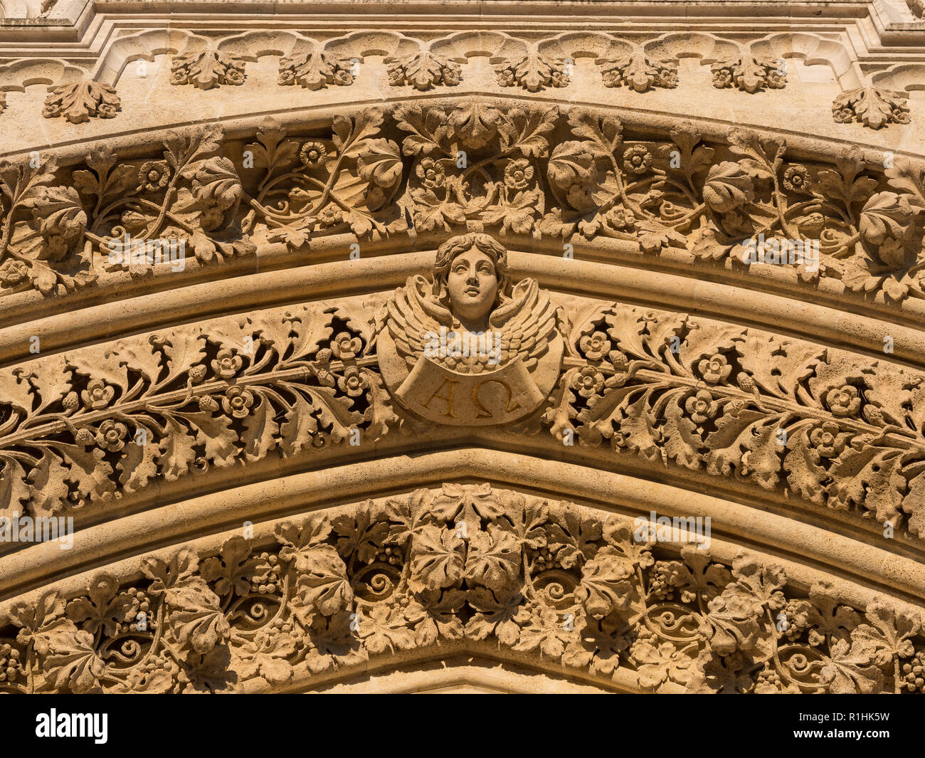 Zagabria, Croazia - Marzo 2017. angeli di sfiato dalla facciata della cattedrale, architettonico, culturale e i dettagli di religiosi dalla cattedrale Foto Stock