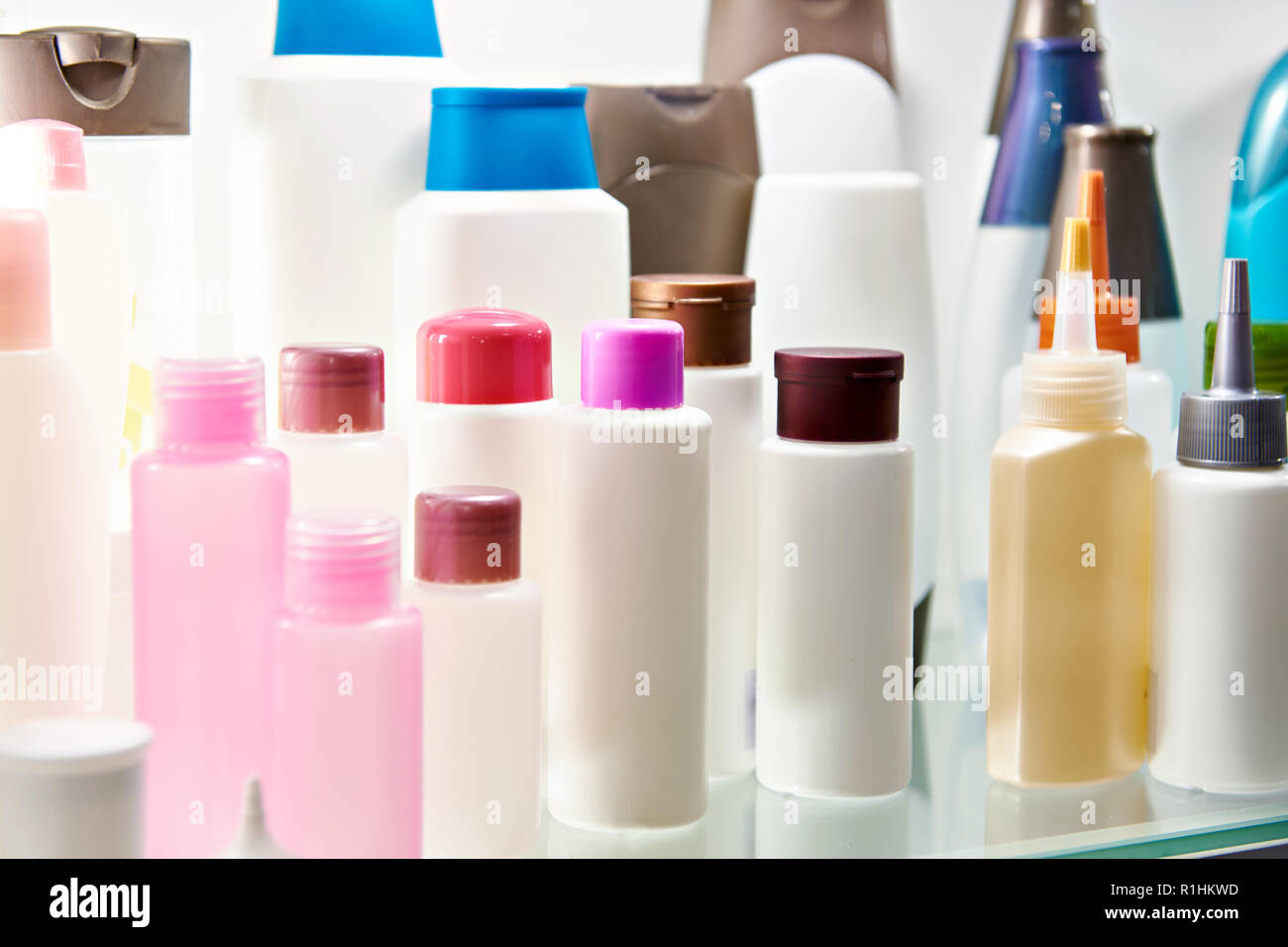 Bottiglie di plastica e cosmetici shampoo in store Foto Stock
