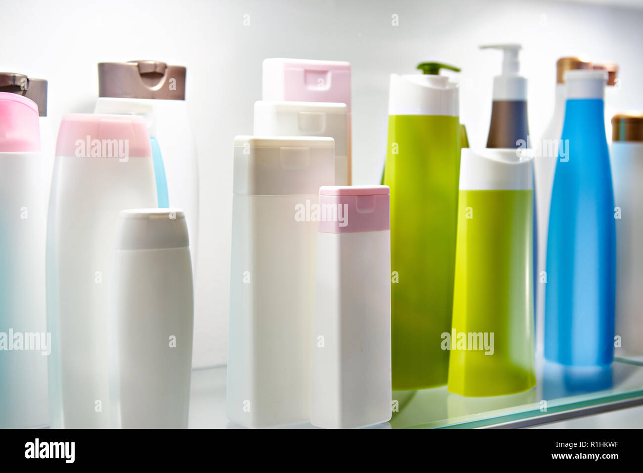 Bottiglie di plastica e cosmetici shampoo in store Foto Stock