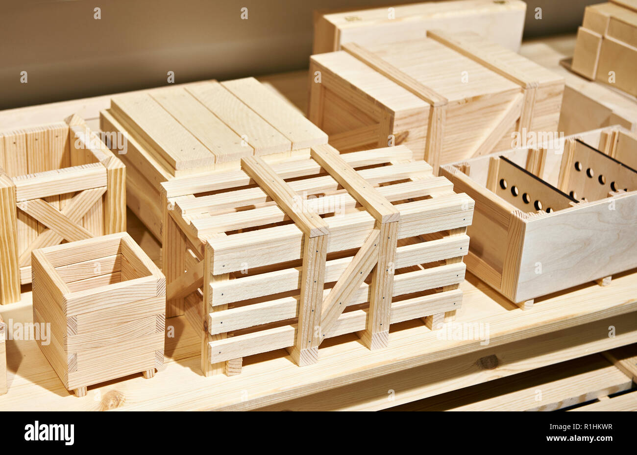 Scatole di legno per cibo e bevande in negozio Foto Stock