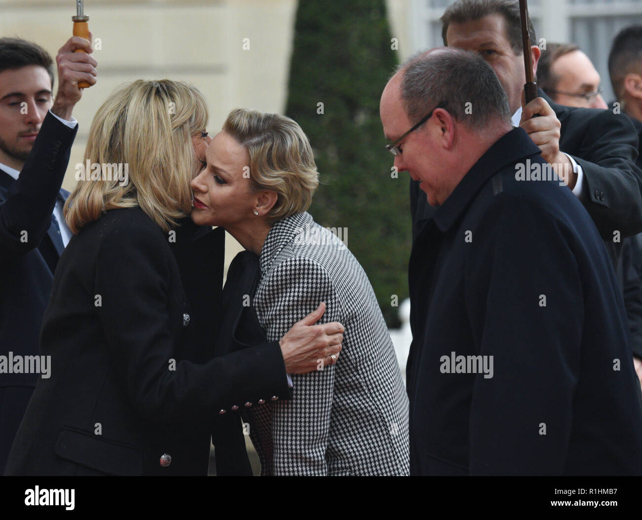 Novembre 11, 2018 - Parigi, Francia: Brigitte Macron (L) saluta la principessa Charlene de Monaco all'Elysee Palace per unire il giorno dell'Armistizio commemorazione. Plus de 60 chef d'Etat et de gouvernement et dirigeants des grandes istituzioni internationales ont fait le spiazzamento a Paris pour assister a la commemorazione du centieme anniversaire de l'armistizio du 11 novembre 1918. *** La Francia / NESSUNA VENDITA A MEDIA FRANCESI *** Foto Stock