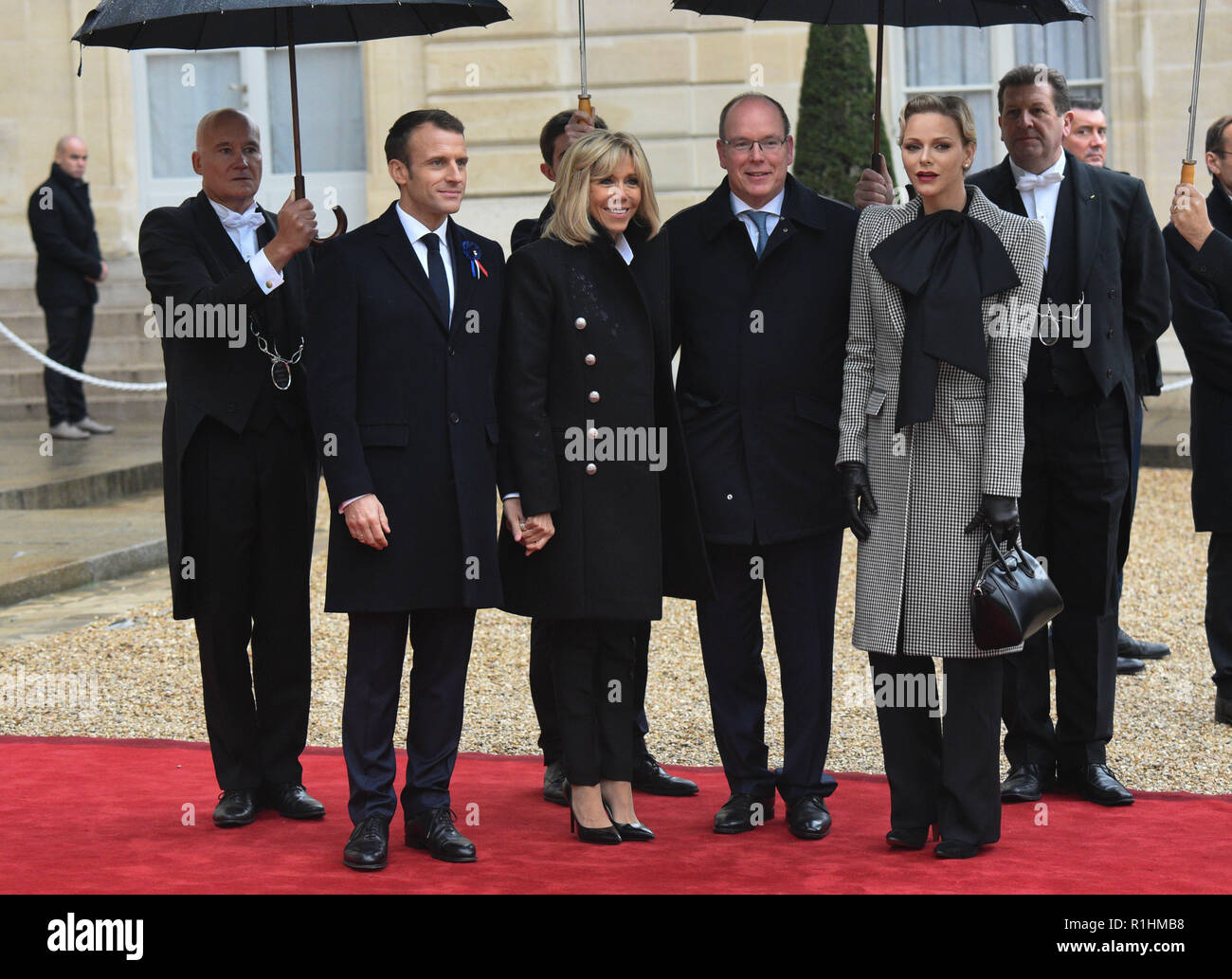 Novembre 11, 2018 - Parigi, Francia: Il Presidente francese Emmanuel Macron (L) e da sua moglie Brigitte Macron posano con il Principe Albert de Monaco (2ndR) e la principessa Charlene de Monaco all'Elysee Palace per unire il giorno dell'Armistizio commemorazione. Plus de 60 chef d'Etat et de gouvernement et dirigeants des grandes istituzioni internationales ont fait le spiazzamento a Paris pour assister a la commemorazione du centieme anniversaire de l'armistizio du 11 novembre 1918. *** La Francia / NESSUNA VENDITA A MEDIA FRANCESI *** Foto Stock