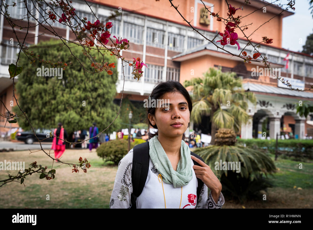 Il Nepalese Nasreen Sheikh, fondatore di donne locali artigianato in Kathmandu, promuove e treni di donne giovani come seamstresses nel suo laboratorio di sartoria in Golhunga e offre loro un posto di lavoro. I prodotti, vestiti, asciugamani e borsette sono venduti nel proprio negozio nel quartiere turistico di Kathmandu. Nasreen esperienze il riconoscimento in tutto il mondo con il suo progetto e riceve molte donazioni. Foto Stock
