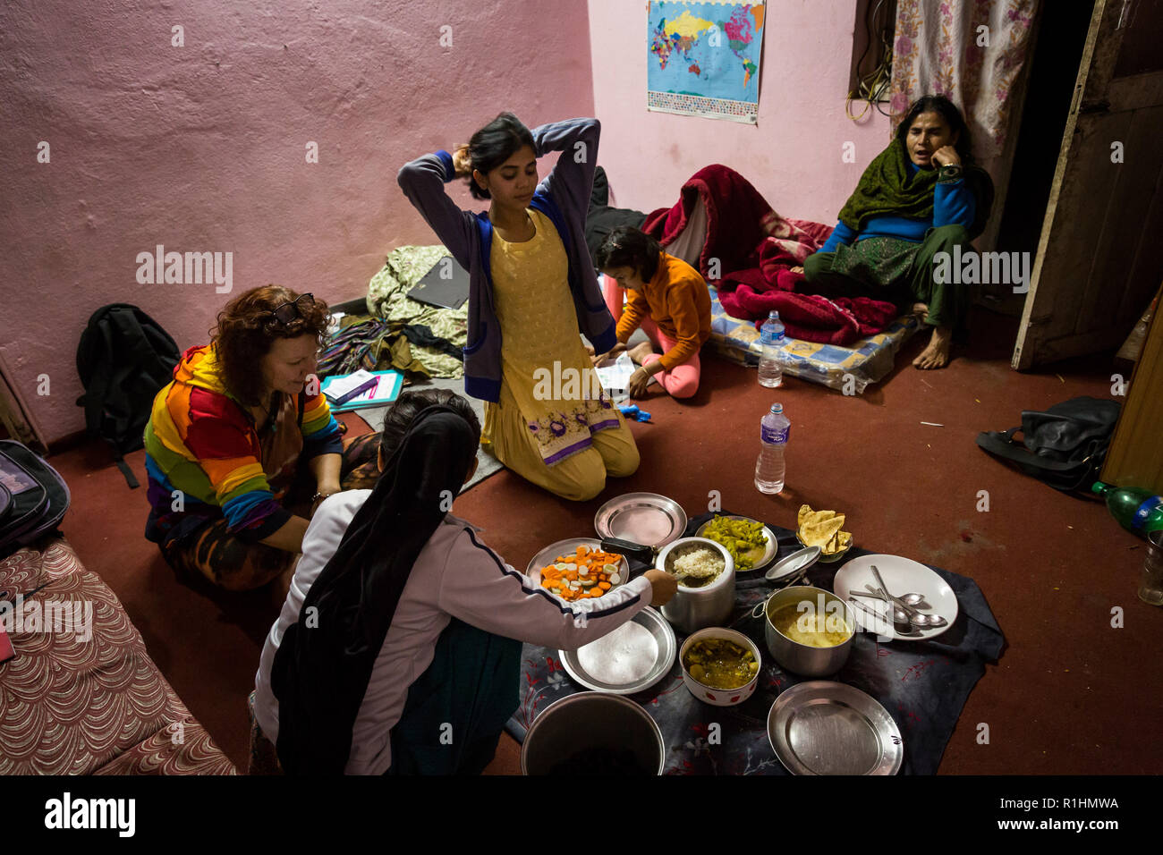 Il Nepalese Nasreen Sheikh, fondatore di donne locali artigianato in Kathmandu, promuove e treni di donne giovani come seamstresses nel suo laboratorio di sartoria in Golhunga e offre loro un posto di lavoro. I prodotti, vestiti, asciugamani e borsette sono venduti nel proprio negozio nel quartiere turistico di Kathmandu. Nasreen esperienze il riconoscimento in tutto il mondo con il suo progetto e riceve molte donazioni. Foto Stock